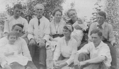 July 1915. Back Robert Jones, GWI Jones, Bess, LaDora Jones, Rita, and CV Jones. Front Audrey and Bill Jacques and Pha Jones